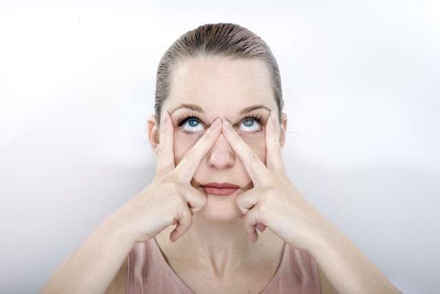 आंखों के आसपास की झुर्रियों को दूर कैसे करें