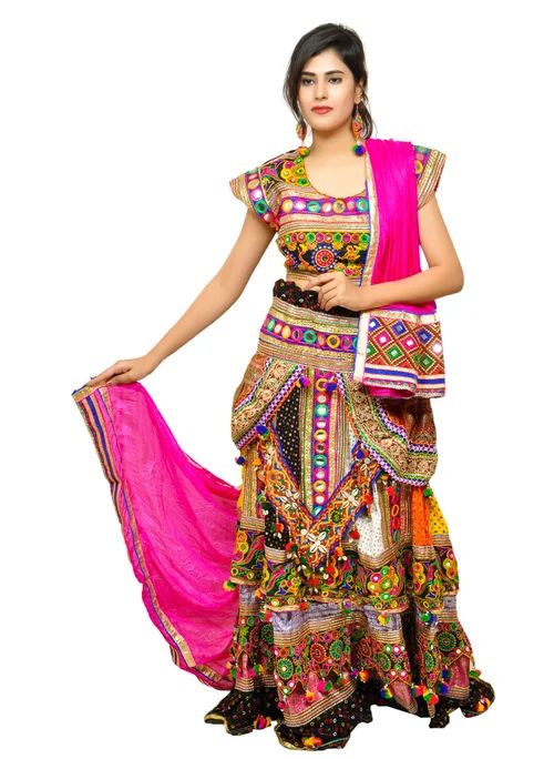 ट्रेडिशनल गुजराती गरबा ड्रेस - नवरात्रि गरबा ड्रेसेस