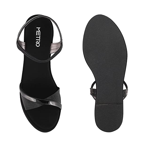 सैंडलस या कोई भी फुटवियर (Sandals or any other footwear)