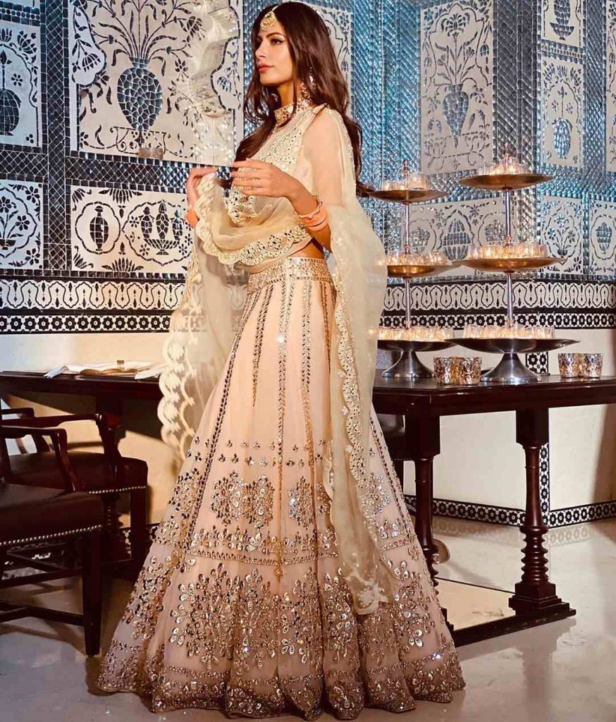 कलर कॉम्प्लेक्शन के अनुसार ड्रेस का चुनाव करें