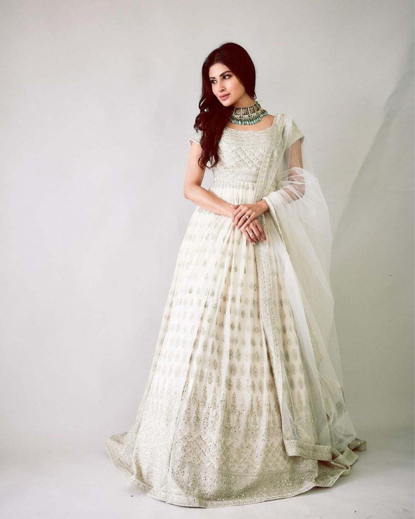 मौनी रॉय के ये लुक्स