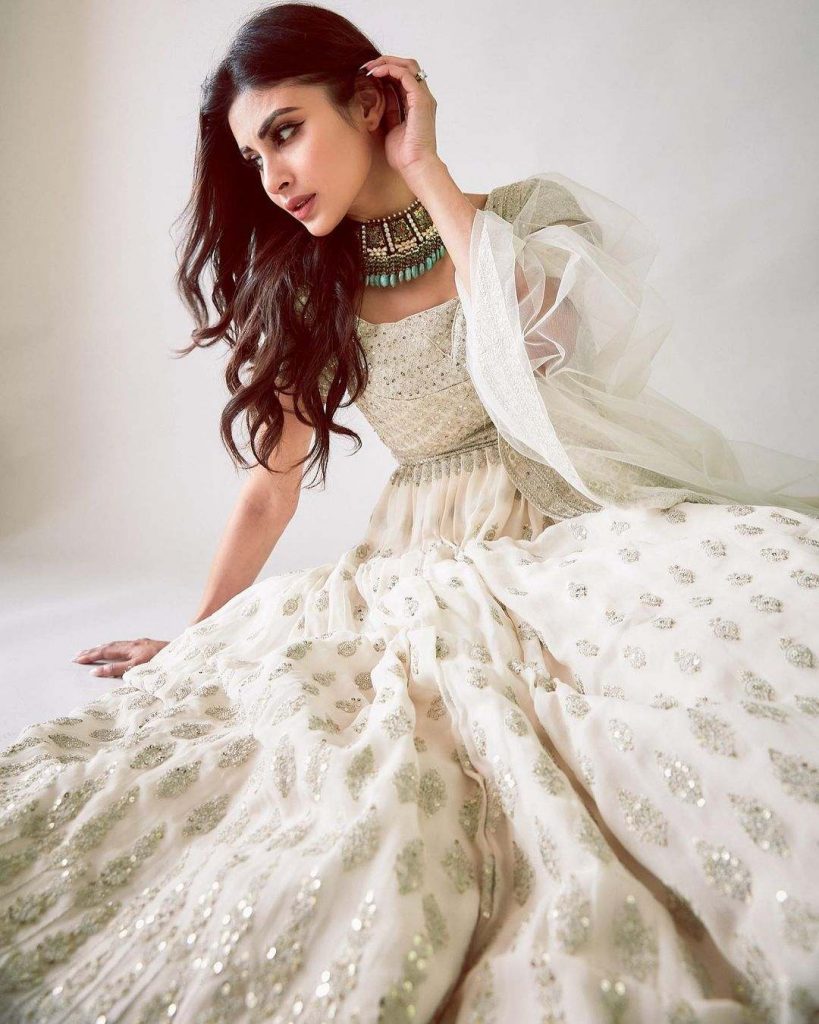 मौनी रॉय के ये लुक्स