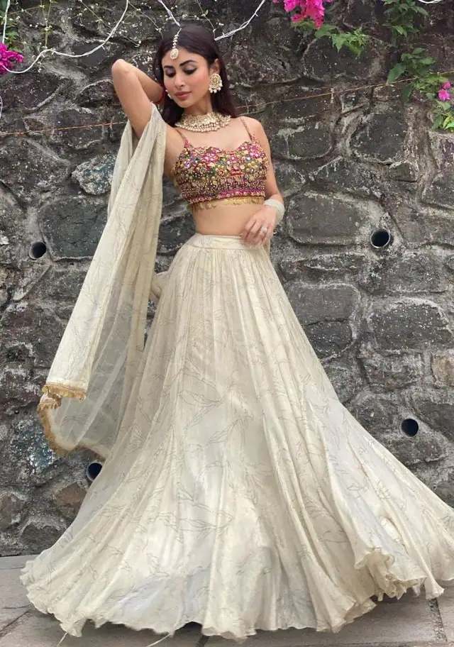 दुर्गा पूजा के लिए मौनी रॉय के ये लुक्स