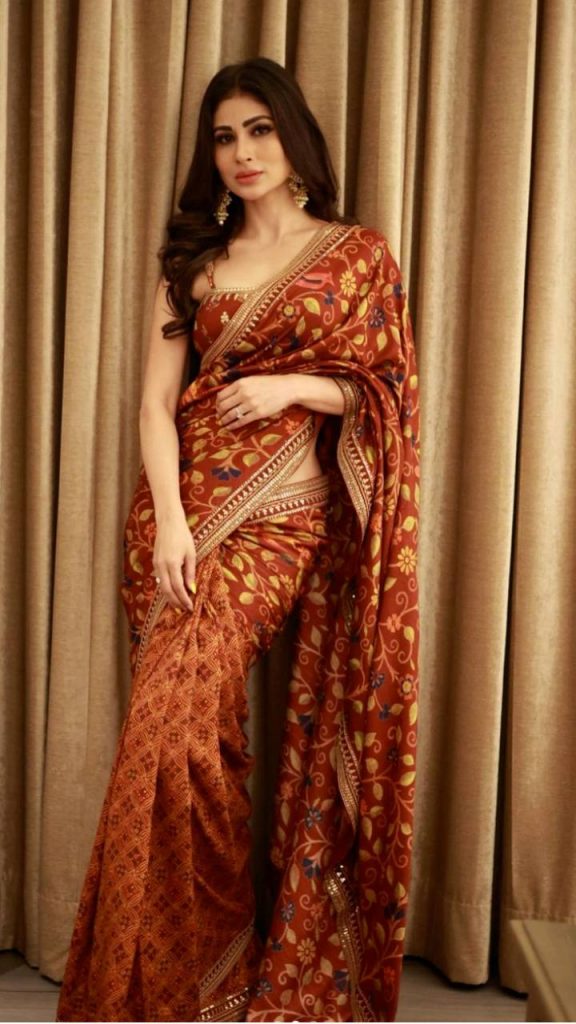 दुर्गा पूजा के लिए मौनी रॉय के ये लुक्स