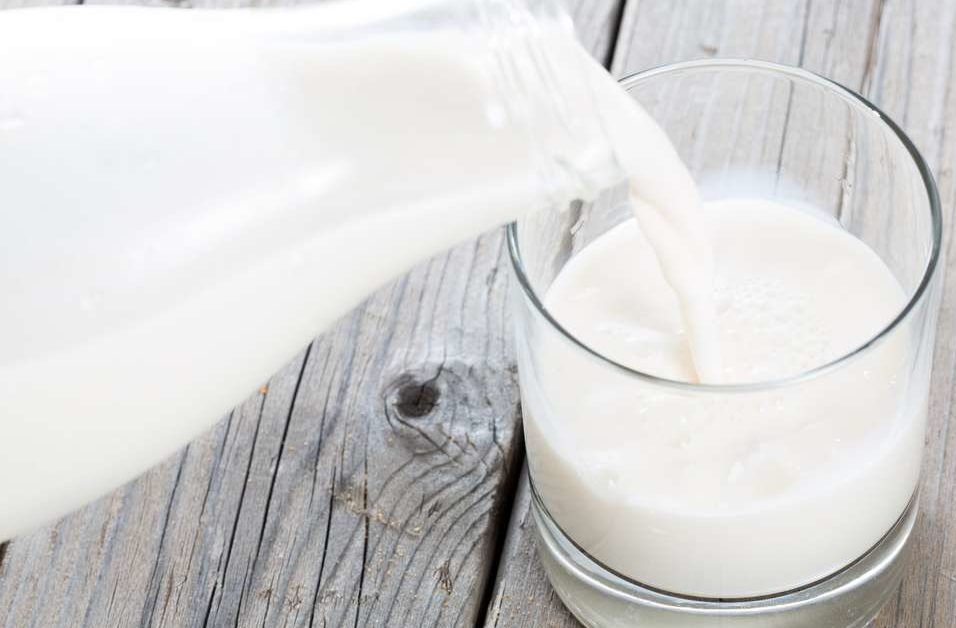 पीरियड में पेट दर्द का इलाज दूध का सेवन करके भी कर सकते हैं