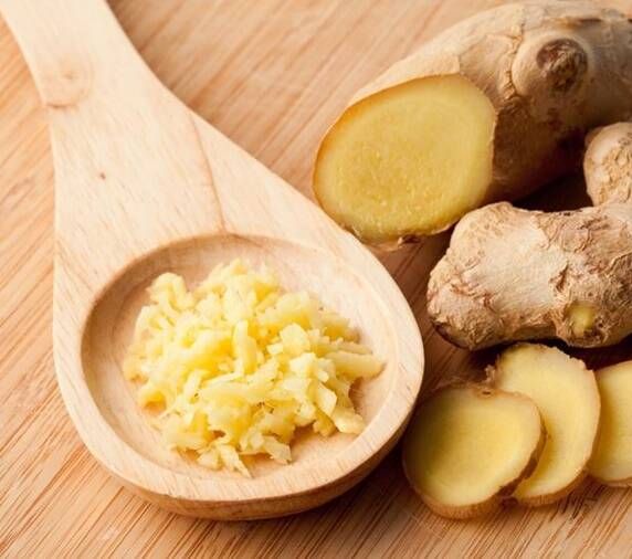 पीरियड में पेट दर्द का घरेलू इलाज आप अदरक से भी कर सकते हैं।