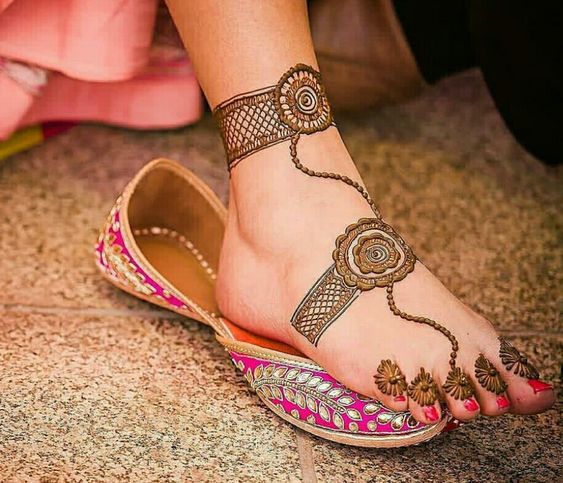 पैरों के लिए बूटी वाला मेहंदी डिजाइन (Pairon ke liye booti wala mehndi design)