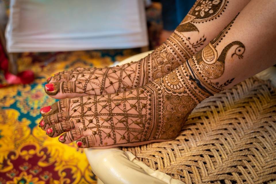 मेहंदी डिजाईन विद जाल वर्क (Foot Mehndi Design with Net Work)