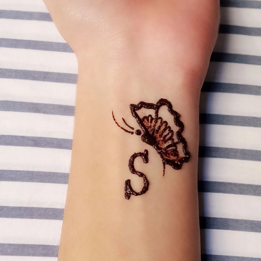 एस अक्षर से बनाएं टैटू स्टाइल मेहंदी डिजाइन