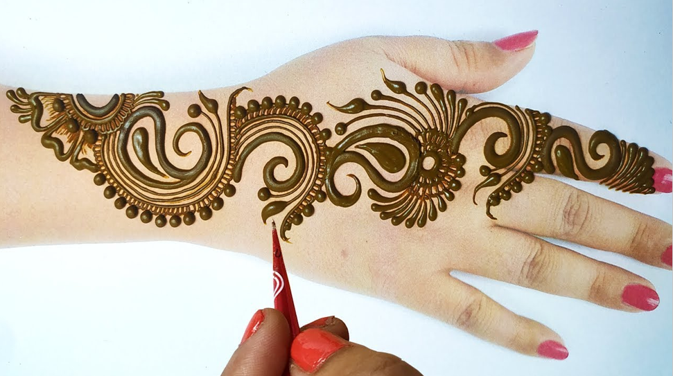 एस अक्षर से लगाए अरेबिक मेहंदी डिजाइन