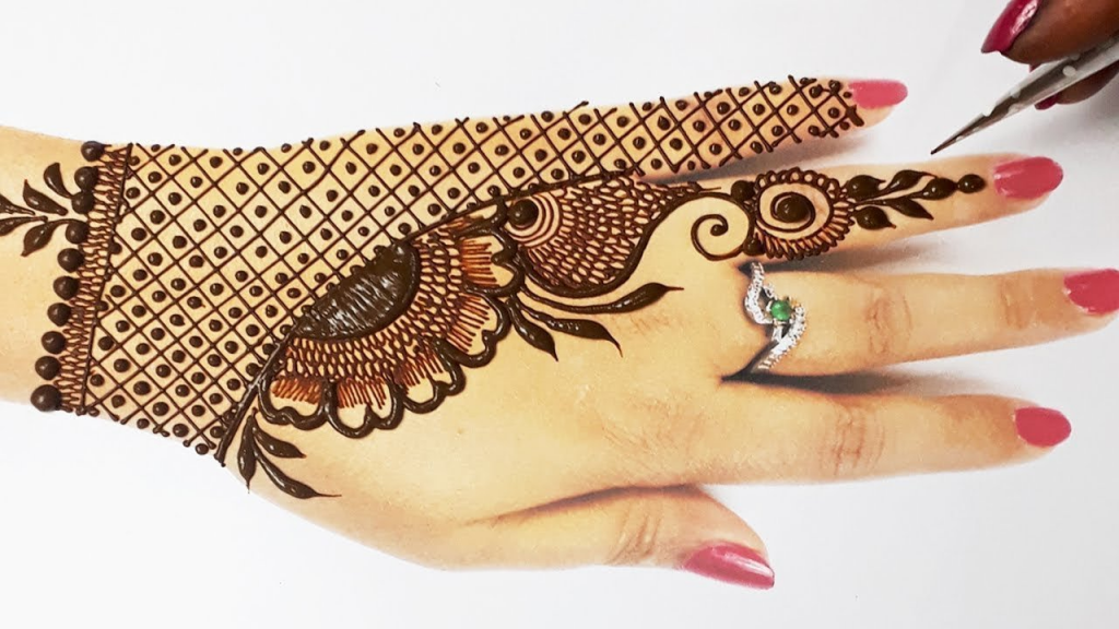 एस अक्षर से लगाए बैक साइड मेहंदी डिजाइन