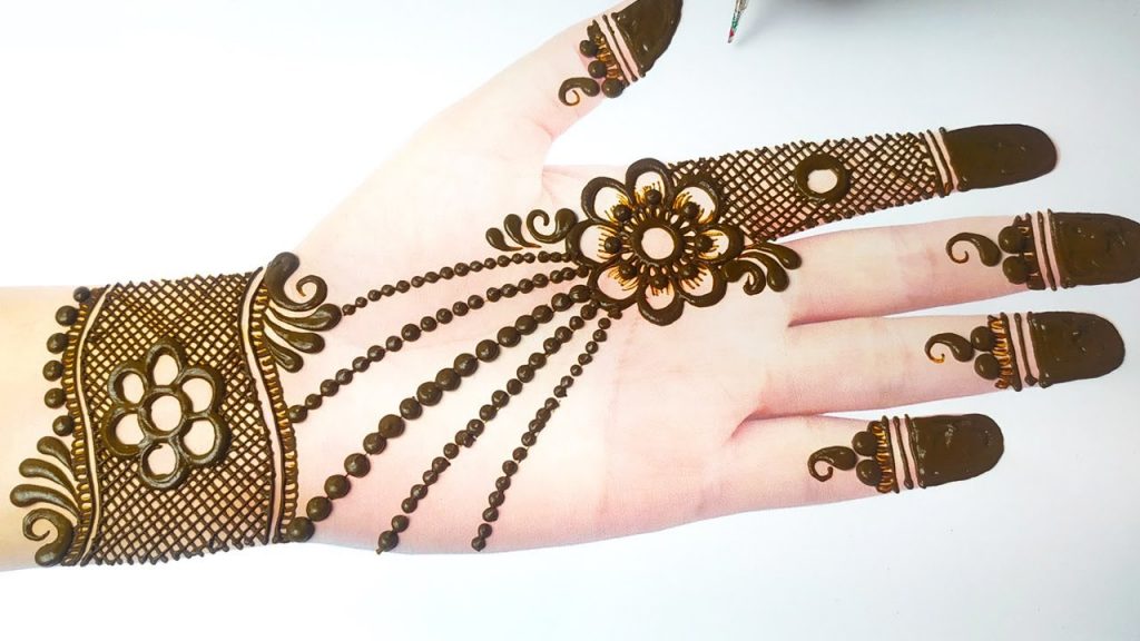 एस अक्षर से बनाए ब्रेसलेट वाली डिजाइन