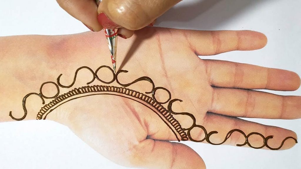 SOSO स्टाइल की आसान मेहंदी डिजाइन