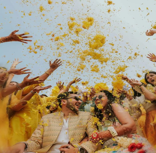 गुलाल और फूलों का उपयोग