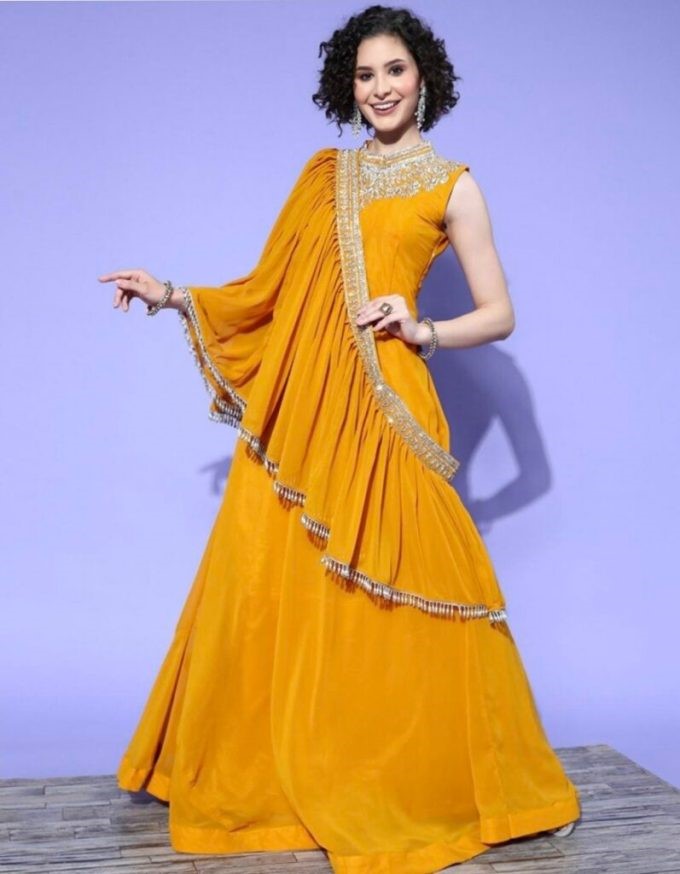 1साड़ी स्कर्ट हल्दी आउटफिट डिज़ाइन 