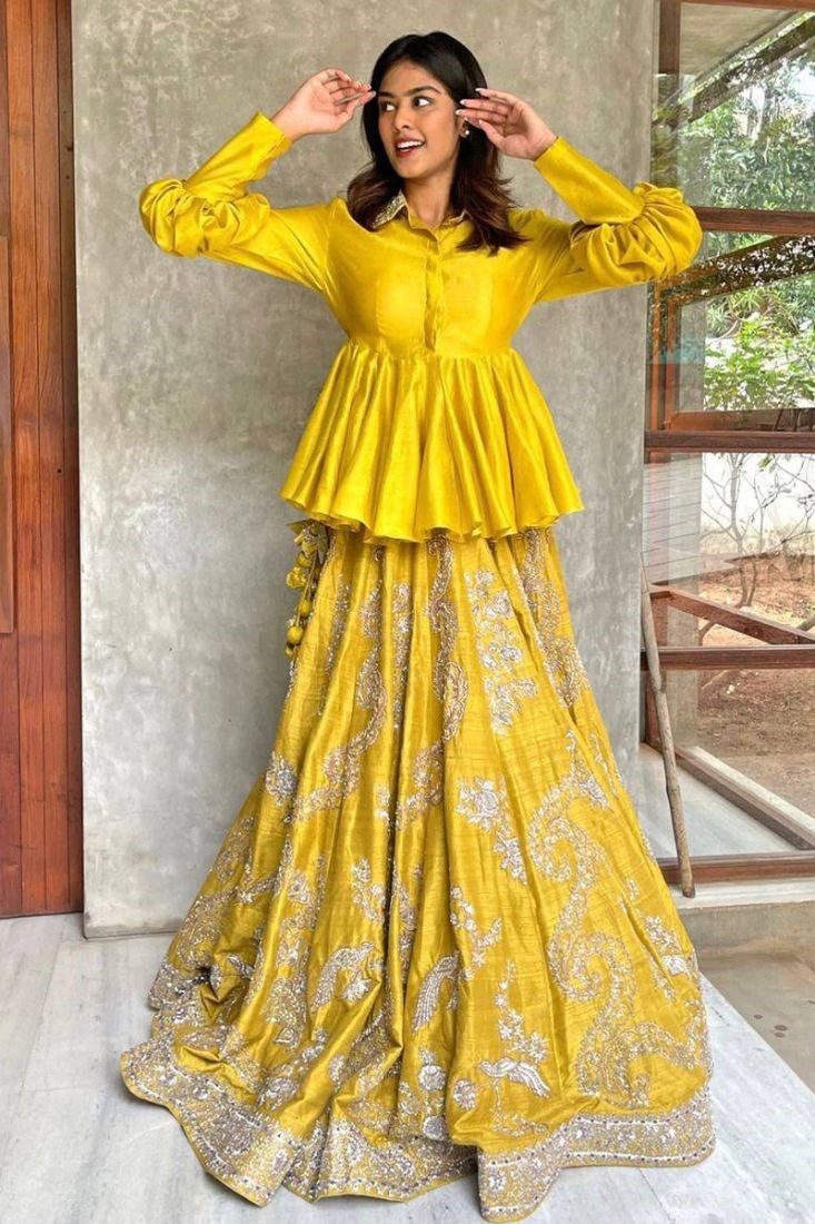 स्कर्ट विद क्रॉप टॉप