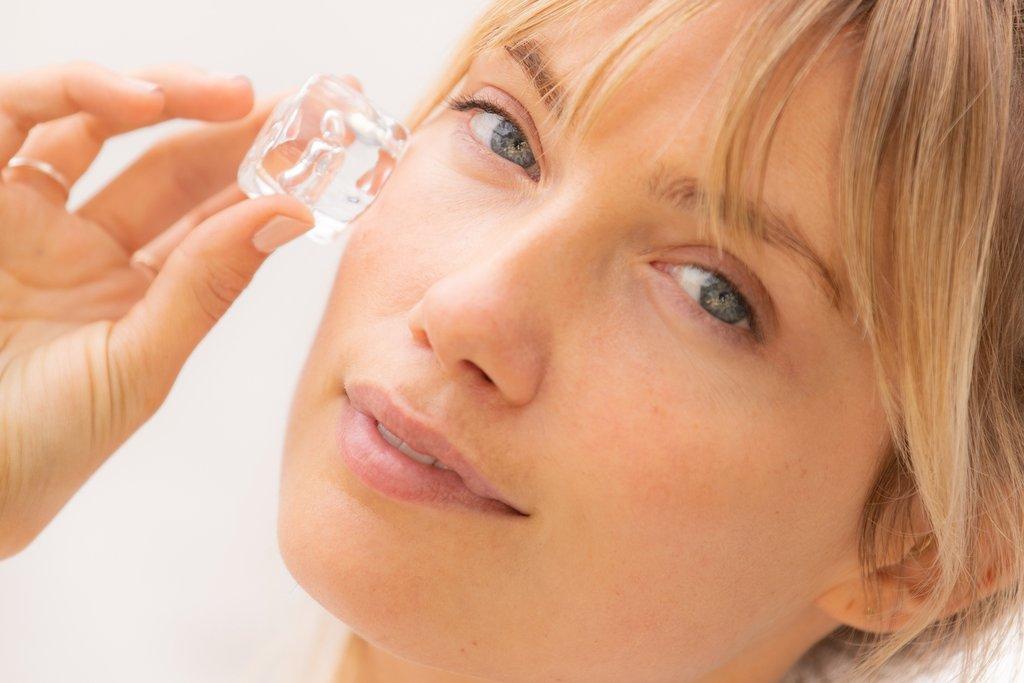 जानिए चेहरे पर बर्फ लगाने के फायदे तथा नुकसान