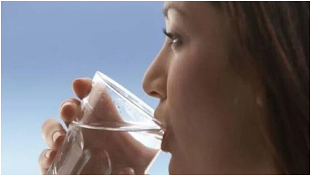 कम पानी पीने के नुकसान और पानी पीने के फायदे