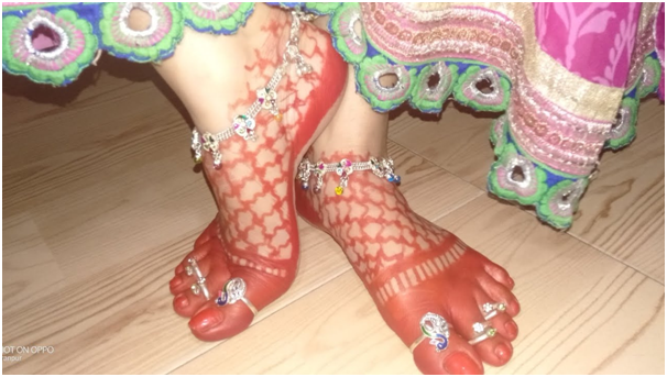 महिलाएं क्यों लगाती हैं पैरों में महावर/आलता