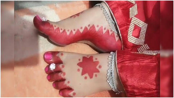 महिलाएं क्यों लगाती हैं पैरों में महावर/आलता