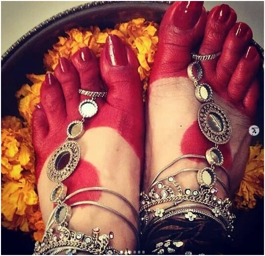 महिलाएं क्यों लगाती हैं पैरों में महावर/आलता