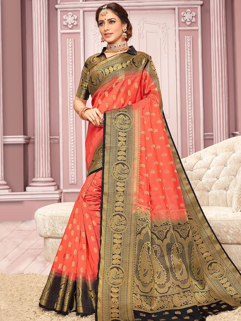 गुलाबी तथा सुनहरी रंग की कांजीवरम सिल्क साड़ी