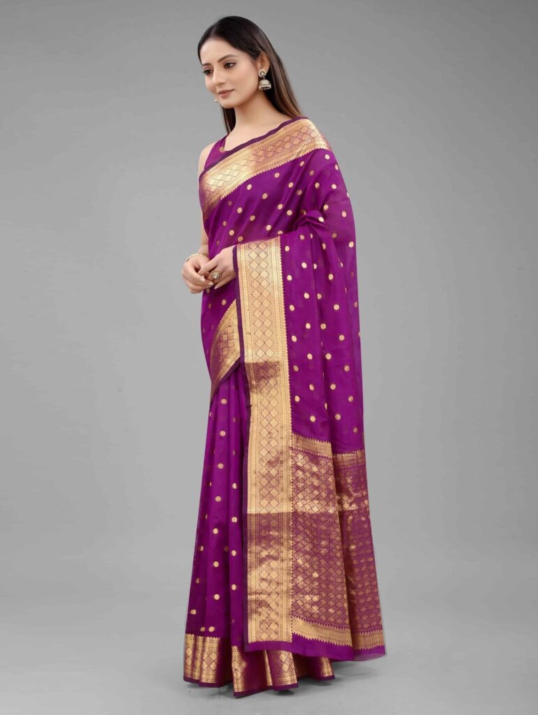 जरी से बुनी हुई कांजीवरम साड़ी