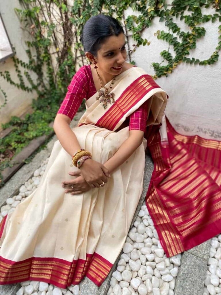 मरून और क्रीम कलर की कांजीवरम सिल्क साड़ी