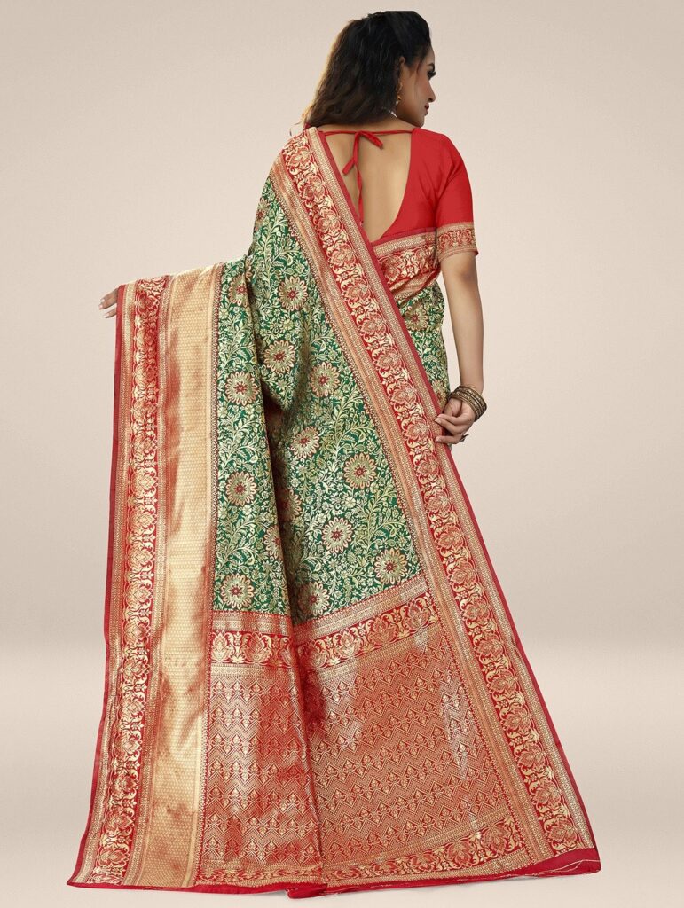 लाल रंग की कांजीवरम साड़ी