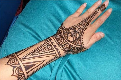 A अक्षर से बनाएं टावर मेहंदी डिजाइन 