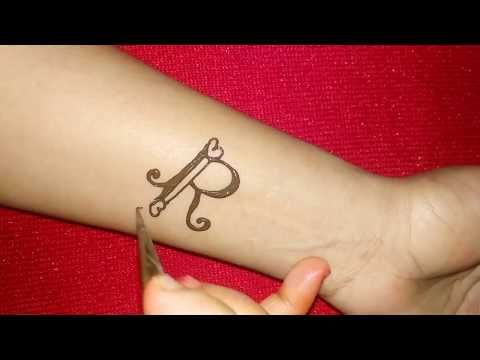 R अक्षर की बोल्ड मेहंदी डिजाइन