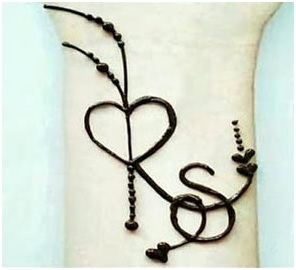 10. R लेटर से बनाएं कपल मेहंदी डिजाइन 