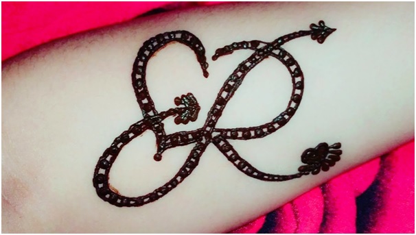 R लेटर से बनाएं स्टाइलिश मेहंदी डिजाइन