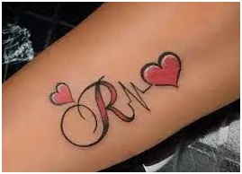 एलेबोरेटेड R अल्फाबेट मेंहदी डिजाइन