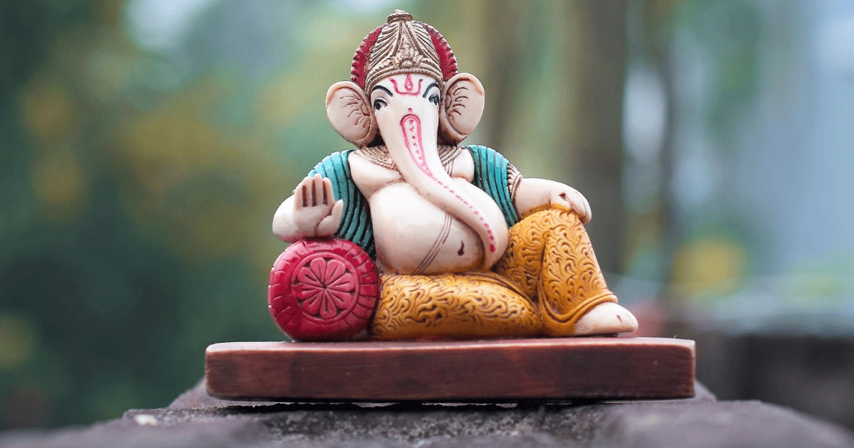 गणेश जी की बैठी हुई मुद्रा वाली मूर्ति