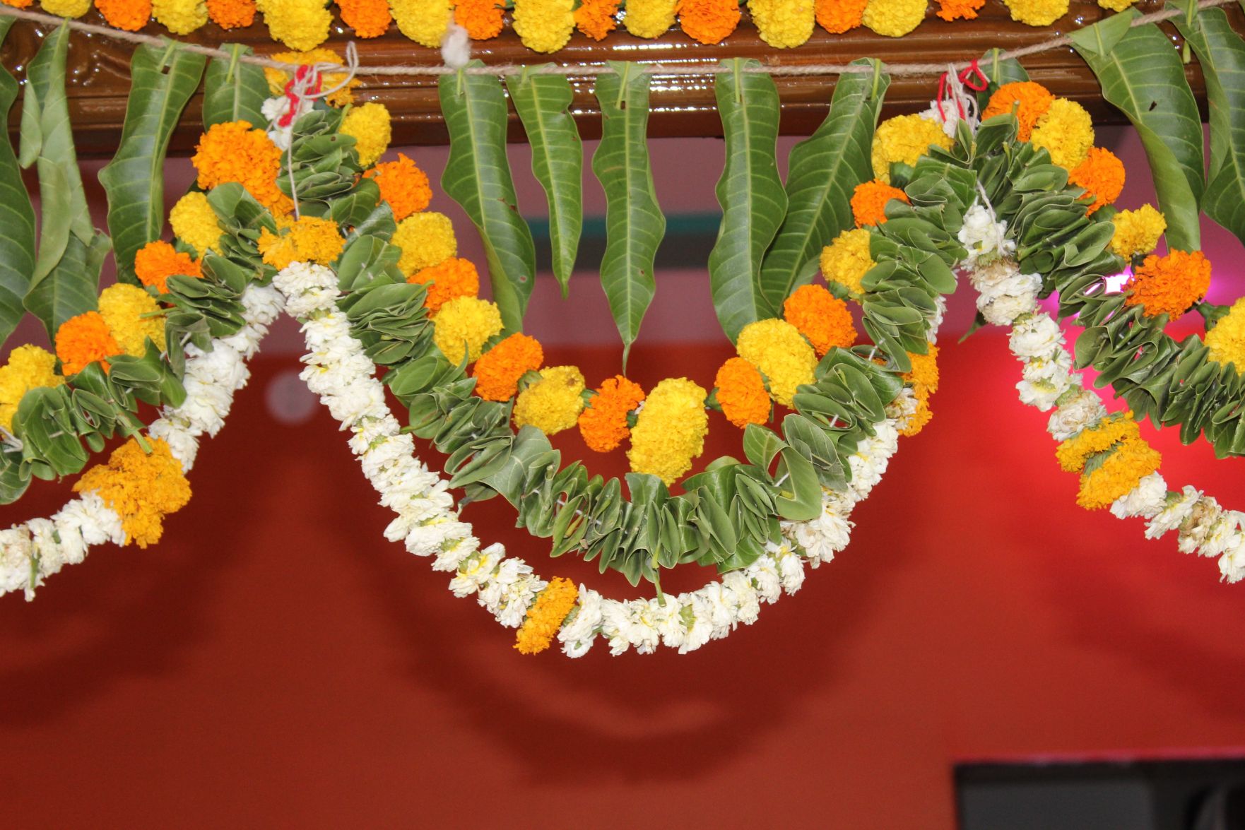 Decorate with flowers and leaves in Navratri: