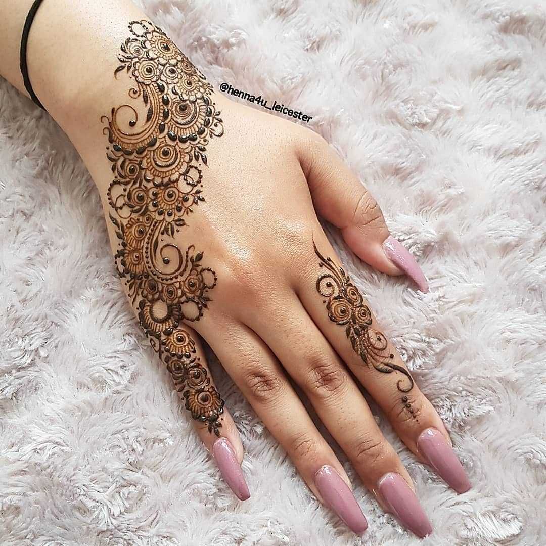 Diagonal Chain Mehndi Design For Navratri