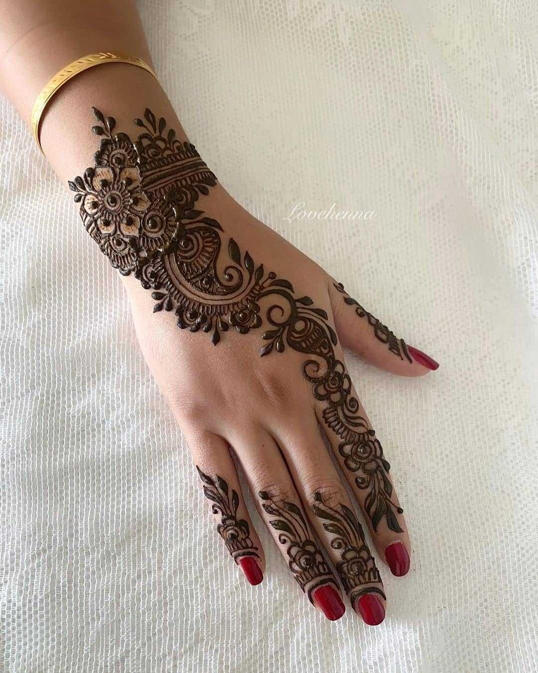 Diagonal Chain Mehndi Design For Navratri