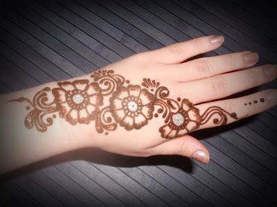 Dot and Bale Mehndi Design