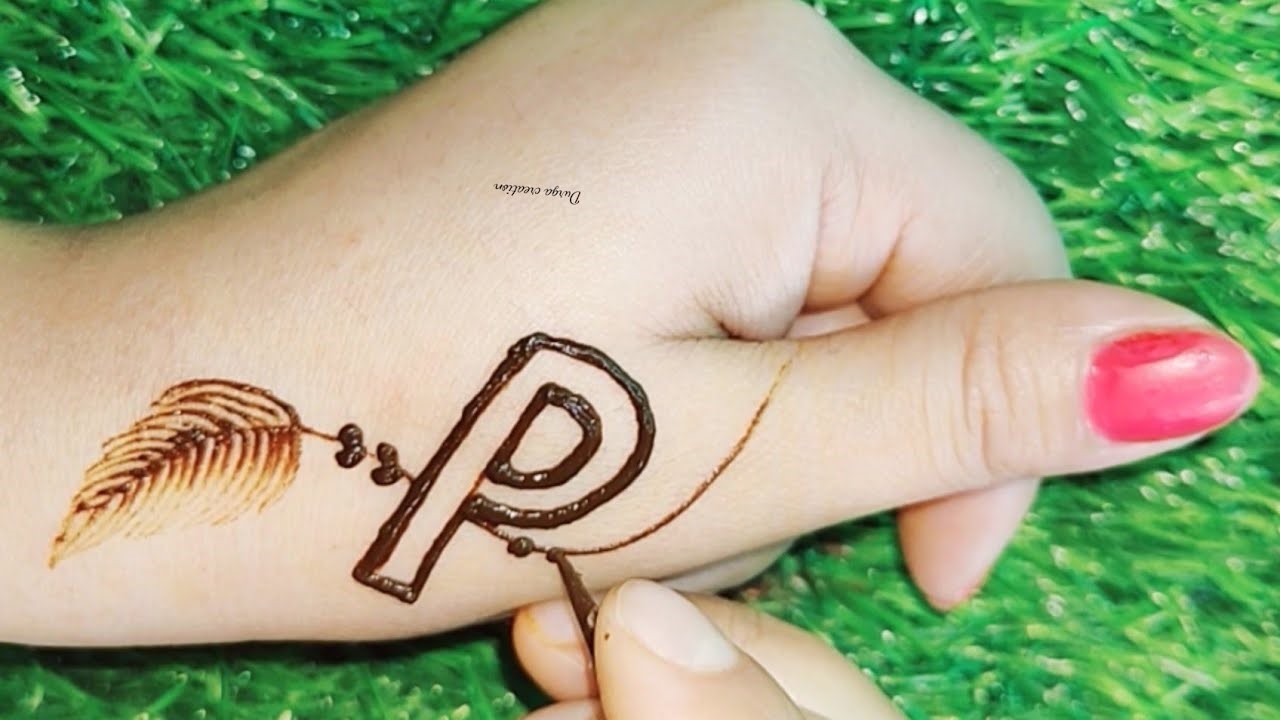 P अक्षर से बनाएं पंख वाली मेहँदी डिजाईन