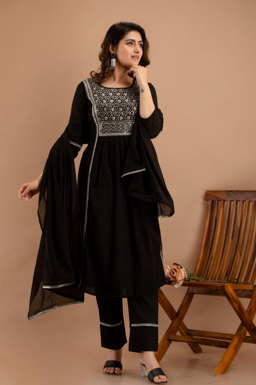 नायरा कट सूट की चिकन डिजाइन