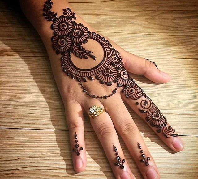 Minimalist Mehndi Design
