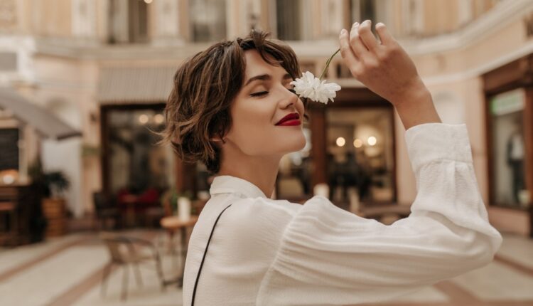 9 Short Curly Hairstyles Clients Will Love This Fall