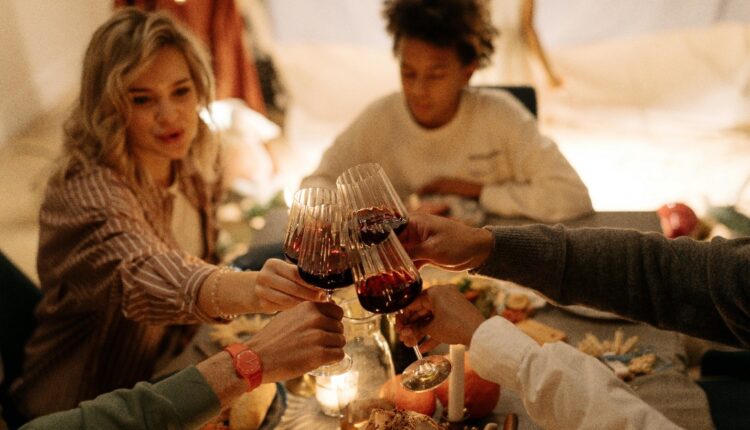 How to Host the Perfect Paint and Sip Event at Your House